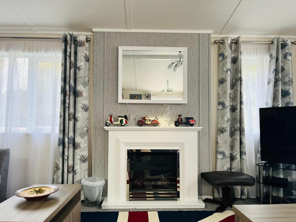 Ashworth Lodge With Hot Tub Barmby on the Moor 외부 사진